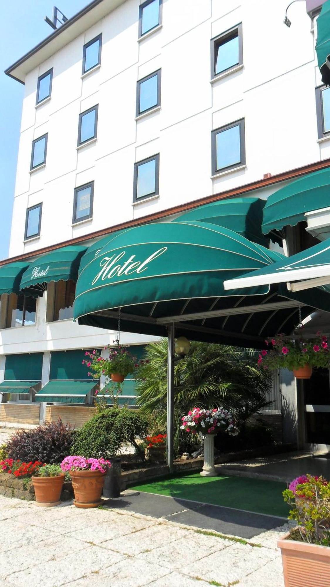 Hotel Florida ピオーヴェ・ディ・サッコ エクステリア 写真