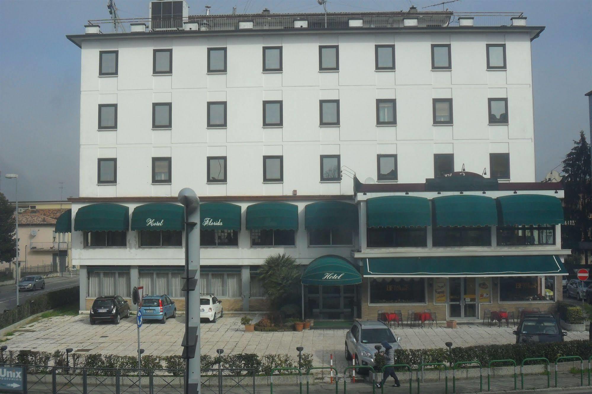 Hotel Florida ピオーヴェ・ディ・サッコ エクステリア 写真
